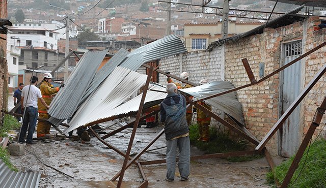 Los bomberos y vecinos del pasaje Santa Lucía retiraron la estructura metálica que fue impulsada por un ventarrón.
Roberto Ospino