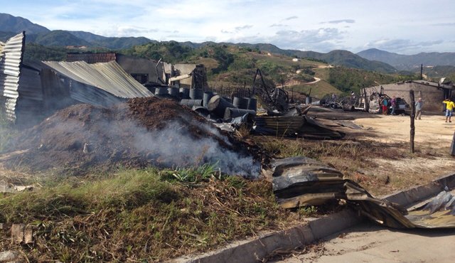 83 toneles de Acpm y gasolina fueron destruidos por el fuego. La Opinión