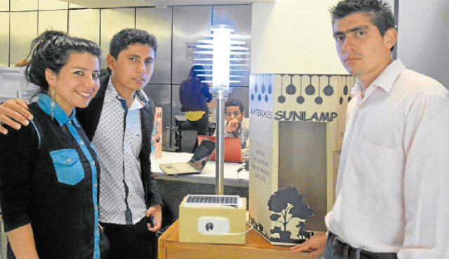 Los estudiantes Ricardo Cuberos, Fabián Gutiérrez y Deisy Bautista, diseñaron la lámpara solar. Roberto Ospino