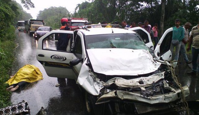 El cuerpo de Claudia Ordoñez Mantilla, de 53 años, quedó a un costado de la vía. La Nación