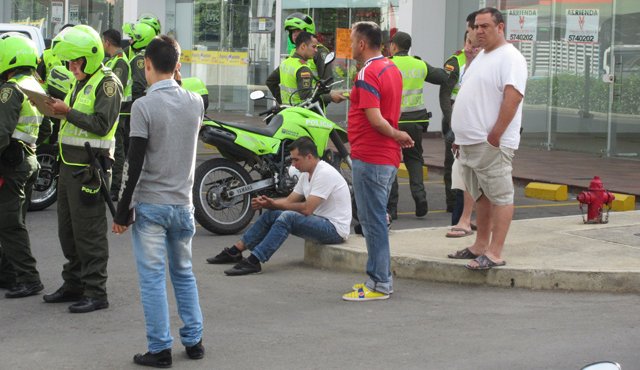 El responsable del accidente (quien aparece sentado) fue resguardado por la Policía. Orlando Carvajal