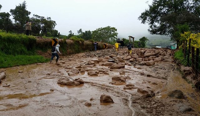 La vía hacia el municipio de Chitagá también fue blanco de múltiples derrumbes que la mantienen intransitable, dijeron habitantes. Esta es la Carretera Central del Norte. Carlos Quintero