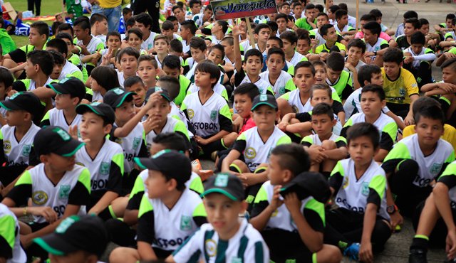 Con la participación de cerca de 3.400 niños, la escuela Quinta Oriental dio por inaugurado, ayer, el Binacional de Escuelas de Fútbol. Juan Pablo Cohen