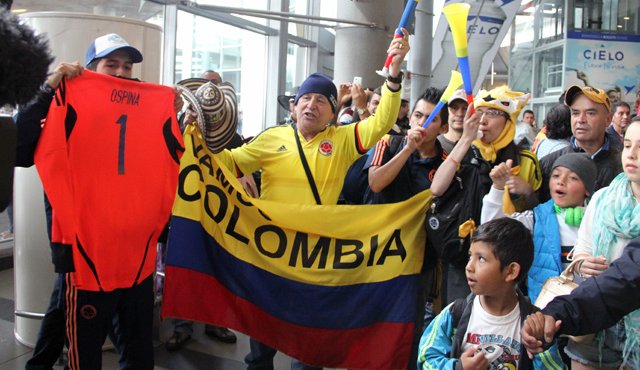 Cientos de hinchas esperaron a la selección a su llegada Colprensa