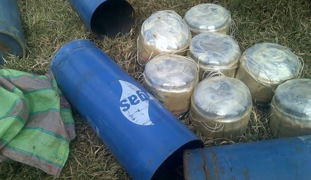 Esta foto enviada por el Personero de Hacarí muestra los explosivos que dejó el grupo guerrillero en la zona. Suministrada