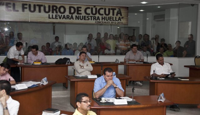 Los líderes comunales les preguntaron ayer a los concejales de Cúcuta cuál huella de ellos es la que llevará el futuro de la ciudad. Archivo
