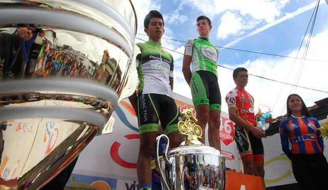 Los colombianos hicieron el 1-2-3 del podio en la Vuelta de la Juventud:Julián Cardona, campeón; Adrián Bustamante, subcampeón y Yeison Reyes, tercero. Diario La Nación