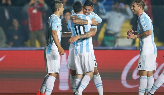 Los jugadores de Argentina festejan el primer gol del partido que lo anotó Marcos Rojo. AP
