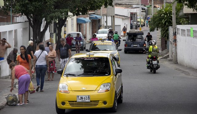 Decenas de personas deben caminar por la calle 17 exponiendo su vida porque no existen andenes. El tránsito es congestionado por ser en doble sentido. Alfredo Estévez