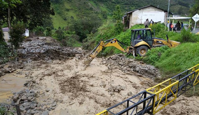 Según la gobernación, a la comunidad se le ha atendido con maquinarias y ayuda humanitaria para mitigar la crisis, pero la presencia del gobernador no hace la diferencia. Cortesía