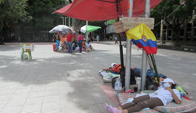 Vendedores ambulantes tienen prohibido efectuar actividades de comercio en el parque Santander. Solo pueden estar allí los huelguistas. Jean Javier García