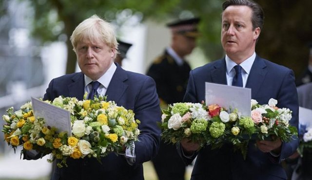 El primer ministro británico, David Cameron, y el alcalde de Londres, Boris Johnson, depositaron una corona de flores ante el monumento a las víctimas en Hyde Park AFP