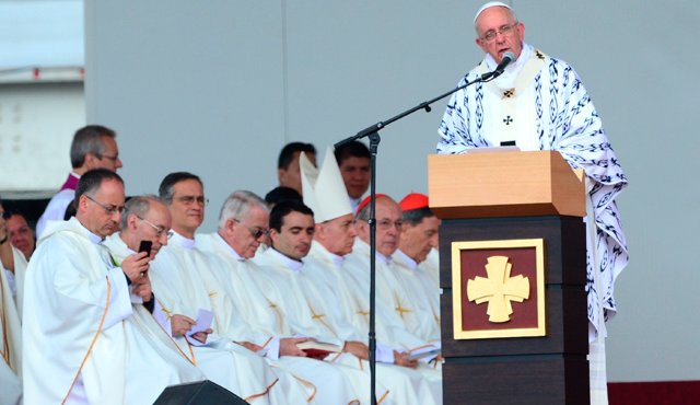 Las palabras del Papa desataron comentarios entre los fieles que las identificaron como un mensaje al gobierno de Rafael Correa y a sus opositores. AFP
