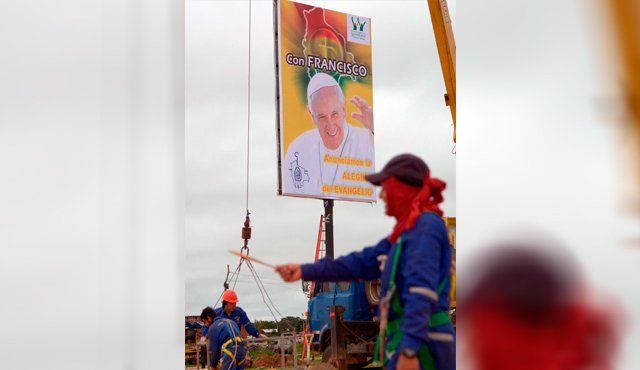 Personal de trabajo de la municipalidad en la Plaza de Cristo Redentor, donde una misa al aire libre será oficiada por Francisco este jueves, en Santa Cruz, Bolivia. AFP