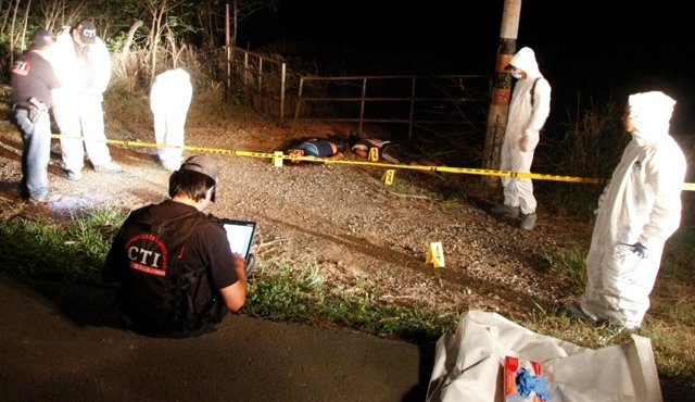 En la foto se observan dos hombres asesinados en abril pasado en la vía Cúcuta-El Zulia. La Opinión