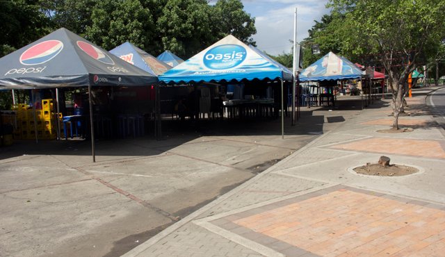 Los vendedores de comidas rápidas ocupan los parqueaderos de El Malecón, obligando a los automovilistas a estacionar en la avenida. Alfredo Estévez
