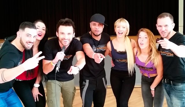 Daniel Sánchez, Desiree Guidonet, Fernando Sánchez Gamboa, Frank Santos, Julie Camous, Judith Cordero y Korke Escalona, durante el lanzamiento del ‘Bachateando’. Cortesía