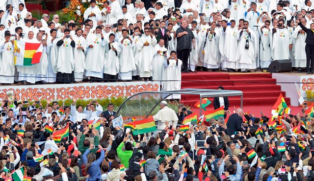 Francisco solicitó también "un cambio" a nivel mundial que tenga una "economía al servicio de los pueblos". AFP