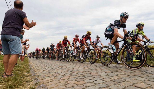 Alemán Tony Martin ( primero a la derecha), del equipo Etixx, durante la cuarta etapa de 223,5 kilometros del Tour de Francia. AFP