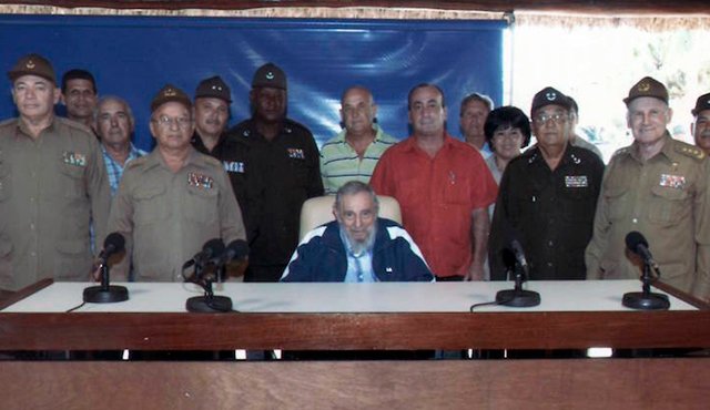 El expresidente posando con oficiales y funcionarios del Ministerio del Interior y de las Fuerzas Armadas Revolucionarias de Cuba ( FAR). AFP