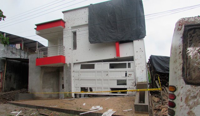 La estructura quedó parcialmente destruida y hubo averías en 20 viviendas. Colprensa