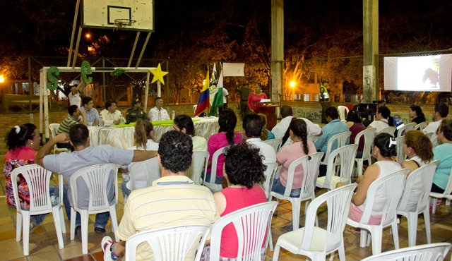 El encuentro comunitario se llevó a cabo en el coliseo de claret. La actividad contó con la participación del subcomandante de la subestación Ospina Pérez, líderos comunales, y representantes de Proactiva y la Secretaría de Gobierno. Luis Alfredo Estévez