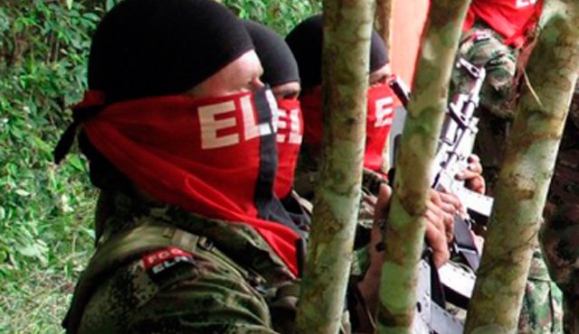 Se incautaron cuatro fusiles, tres Ak47 y un M-16. Internet