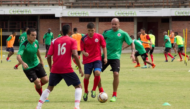 El Cúcuta Deportivo trabajará durante la semana pensando en corregir las equivocaciones en defensa que le costaron la caída en la primera jornada, y en el compromiso ante Independiente Santa Fe, este domingo a las 8:00 de la noche. Luis Alfredo Estévez