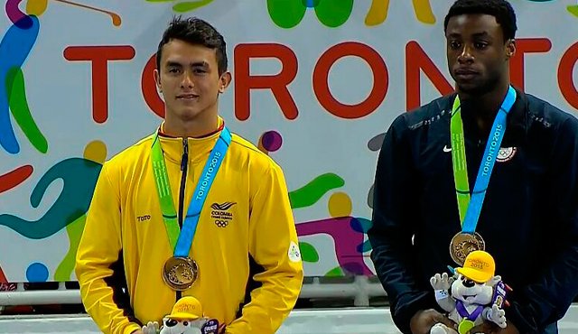 Jossimar Calvo recibió sonriente su medalla de oro en Toronto. Captura de TV