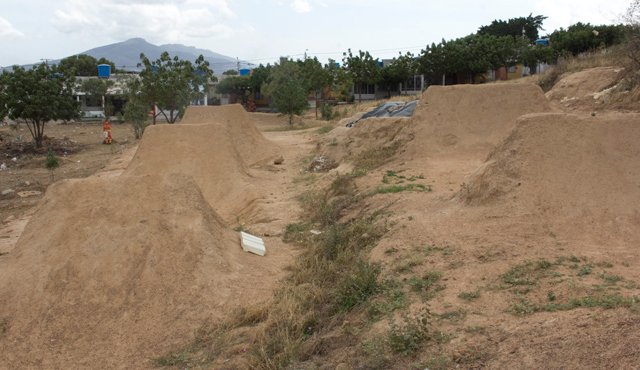 Cada fin de semana, unos 100 deportistas se reúnen en la pista de dirt jumpo Morro los Topos a practicar saltos en bicicleta. Esta rústica pista fue construida por jóvenes del sector. La Opinión