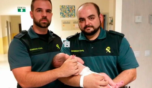Dos guardias civiles rescataron al niño abandonado en el contenedor soterrado. Internet