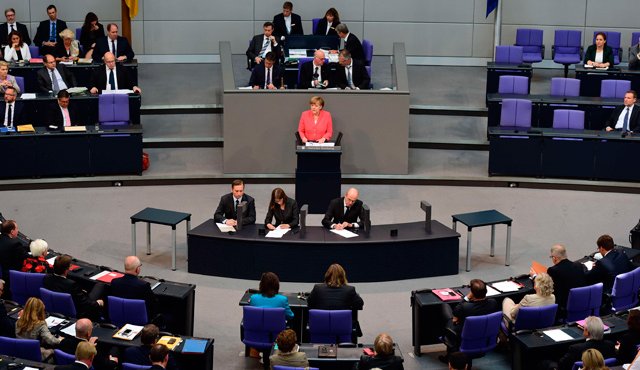 La canciller Angela Merkel habla en el Bundestag , la casa baja del parlamento alemán en Berlín, este el 17 de julio de 2015. AFP