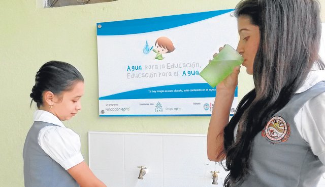 Antes de tomar agua de la llave, los estudiantes temían por las consecuencias para su salud. Cortesía