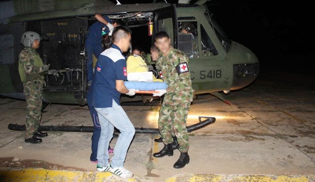 Los militares dispusieron de la aeronaves para trasladar a la mujer de 66 años que resultó herida. Cortesía