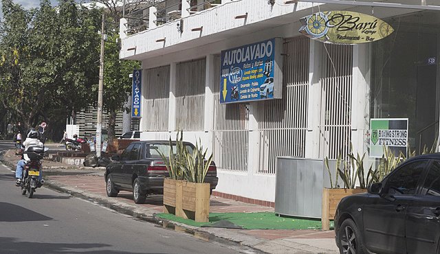 En este restaurante de la avenida Los Libertadores # 7-22 (sector de Colsag), el andén permanece invadido a diario con materas y mesas. Al lado funciona un lavadero de carros cuyos clientes esperan el turno estacionados en el andén La Opinión