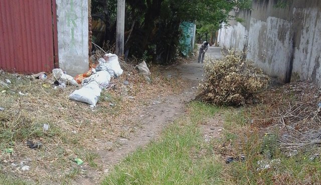 La calle es usada por personas inescrupulosas para botar animales muertos, basuras y escombros. Alfredo Estévez
