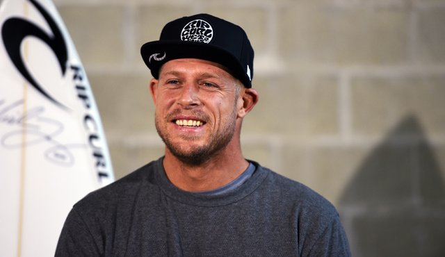 Este es Mick Fanning, surfista que fue atacado por un tiburón. AP
