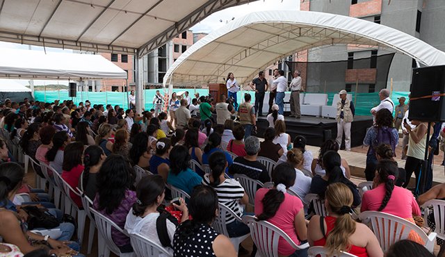 1.392 familias recibieron de manos del Vicepresidente de la República, Germán Vargas Lleras y del Ministro de Vivienda Luis Felipe Henao, las cartas de asignación de los subsidios para los apartamentos que se construyen en la Urbanización Parques de Bolívar, dentro del programa “Casa Ahorro” del gobierno nacional. Juan Pablo Cohen