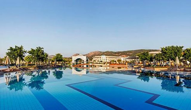 Esta es la piscina donde fue succionada por la rejilla, la menor de 10 años, en el hotel Hilton Dalaman Resort de Turquía. Internet