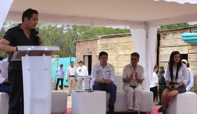 El vicepresidente Germán Vargas Lleras acompañado del ministro Luis Felipe Henao, el gerente General de Viviendas y Valores Raúl Colmenares Ossa y Luz Karime Coronel, gerente de Metrovivienda. Juan Pablo Cohen