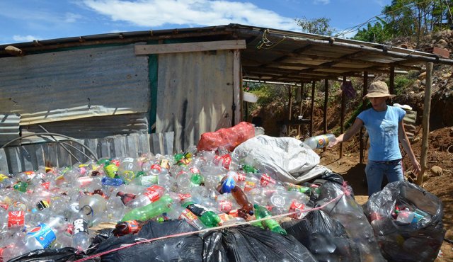 En mes y medio han llevado alrededor de 4 mil botellas plásticas hasta la casa de la familia Villegas en Manuela Beltrán. Rodrigo Sandoval