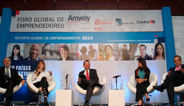 En la foto de izquierda a derecha Miguel Francisco Arismendi, director general para Amway región andina, Beatriz Fernández, socia fundadora de Crepes & Waffles, José Alejandro Cheyne, decano de la facultad de Administración de empresas de la Universidad del Rosario, Adriana Rueda, directora de Mipymes del Ministerio de Comercio, industria y turismo, Germán Mejía, socio académico del estudio para Colombia y director general BmLab Latam. Colprensa | Luisa González