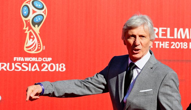El entrenador de Colombia, José Pékerman, llega para el sorteo preliminar de la Copa Mundial 2018 de Fútbol. AP