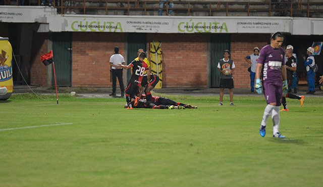 El Cúcuta Deportivo consiguió el primer triunfo del campeonato ante Patriotas, gracias a una pena máxima convertida por Gustavo Bolívar. En la foto se aprecia la celebración.
Juan Pablo Bayona