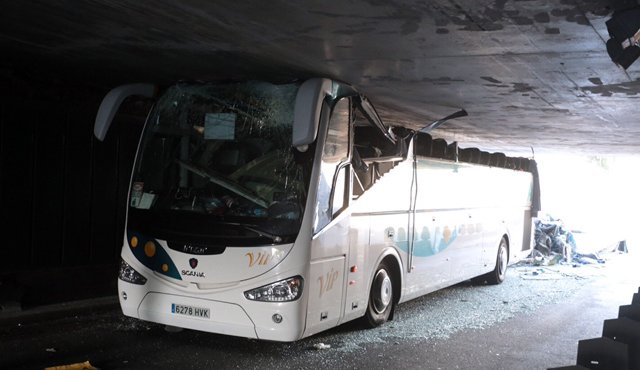 Así quedó el bus que transportaba 58 pasajeros. AFP