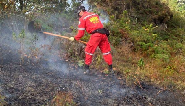 Los voluntarios de la Defensa Civil no cuentan con herramientas apropiadas para atender incendios. Javier Sarabia