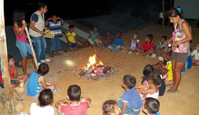 Los vecinos del asentamiento brisas de paz y futuro participaron de la Lunada Literaria organizada por la Alcaldía a través de la Red Municipal de Bibliotecas. Cortesía