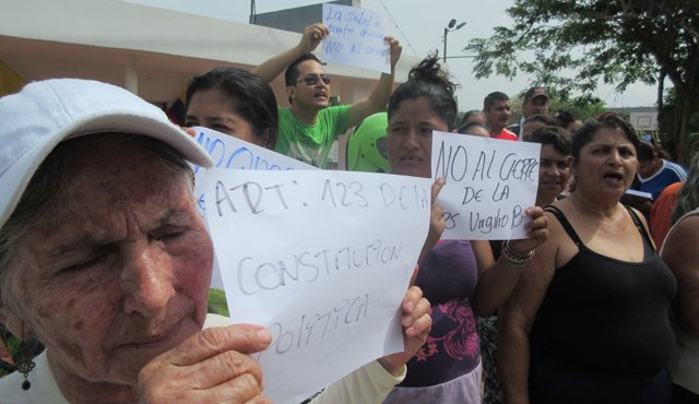 Adultos mayores de los barrios Virgilio Barco y Toledo Plata protestaron en las afueras del puesto de salud para exigirles a la alcaldía y a Imsalud que no cierre las IPS. Juan Pablo Cohen