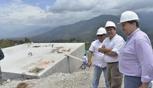 Los funcionarios del fondo adaptación inspeccionaron la obra de la planta de tratamiento de agua potable, que va en un 56 por ciento de avance. Juan Pablo Bayona