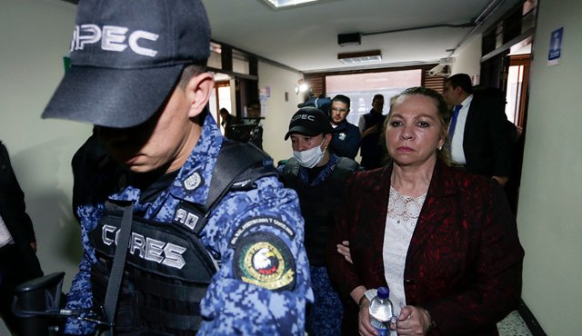 Silvia Gette a la salida del juzgado donde fue hallada culpable del soborno al exparamilitar conocido como Don Antonio. Colprensa